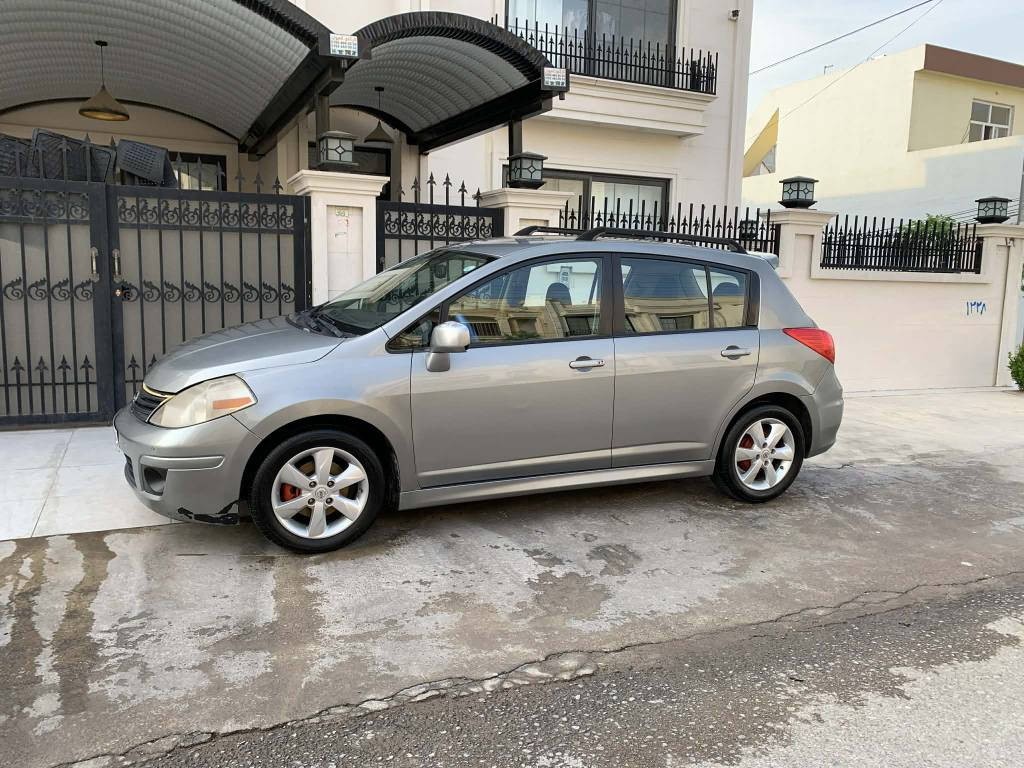 ڤێرسا مۆدێل 2012 
بەسمە و دوو کۆنتڕۆڵی لەگەڵ دایە
گێڕو مەکینەی بەشەرەت تەبریت بەشەرد
تەقەو ڕەقەی هەمووی بەشەرت
دەرگای بەسمە و دەبڵ فەقاس
شاشە ئایپاد و سوکان ڤۆڵیۆم
سەیارەکە زۆر پاک و خاوێنە سەنەوی نوێ کراوەتەوە تاکو 2028 
هەزەی تاکو 2028 بەسەر ناچێت
پێش و پشتی کەپس بەشەرەت 
دوو دەرکەی عیجامە ئەمن هەمووی بە عیجام ئەفرۆشم لۆ جوانی عیجام کرایە دوو بست سەر چەمڵەغی پشتی  لای سایەقی معجونە  
نرخی 90 $ وەرەقە 
ژ. *********** أربيل, العراق
