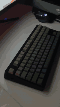 سلام عليكم | كيبورد جديد فقط مفتوح لغرض التصوير 
وبي ضمان 6 أشهر في حال حدوث اي خلل مصنعي 

 MCHOSE G87 Wireless**

تصميم 80% TKL مريح وأنيق مع Gasket Mount لإحساس طري ومريح 

اتصال ثلاثي: بلوتوث، 2.4 GHz، وUSB-C + التبديل بسلاسة بين 3 أجهزة 

عجلة تحكم صوت 3-Way Volume Knob — حركة للخفض، للرفع، زر لكتم الصوت 

إضاءة RGB قابلة للتخصيص وأنماط موسيقية من تطوير MCHOSE 

مفاتيح Hot-Swappable، PBT double-shot Cherry profile keycaps لمتانة وأناقة 

استجابة فائقة السرعة (2 ms latency) + دعم N-Key Rollover 

دعم أنظمة: Windows / macOS / Linux 

"" السعر 95 الف دينار ""
التوصيل متوفر لكافة محافظات العرق | سعر التوصيل 5 الاف 
للتواصل على الواتس اب | *********** | او على الخاص داخل الماسنجر وحياكم الله
