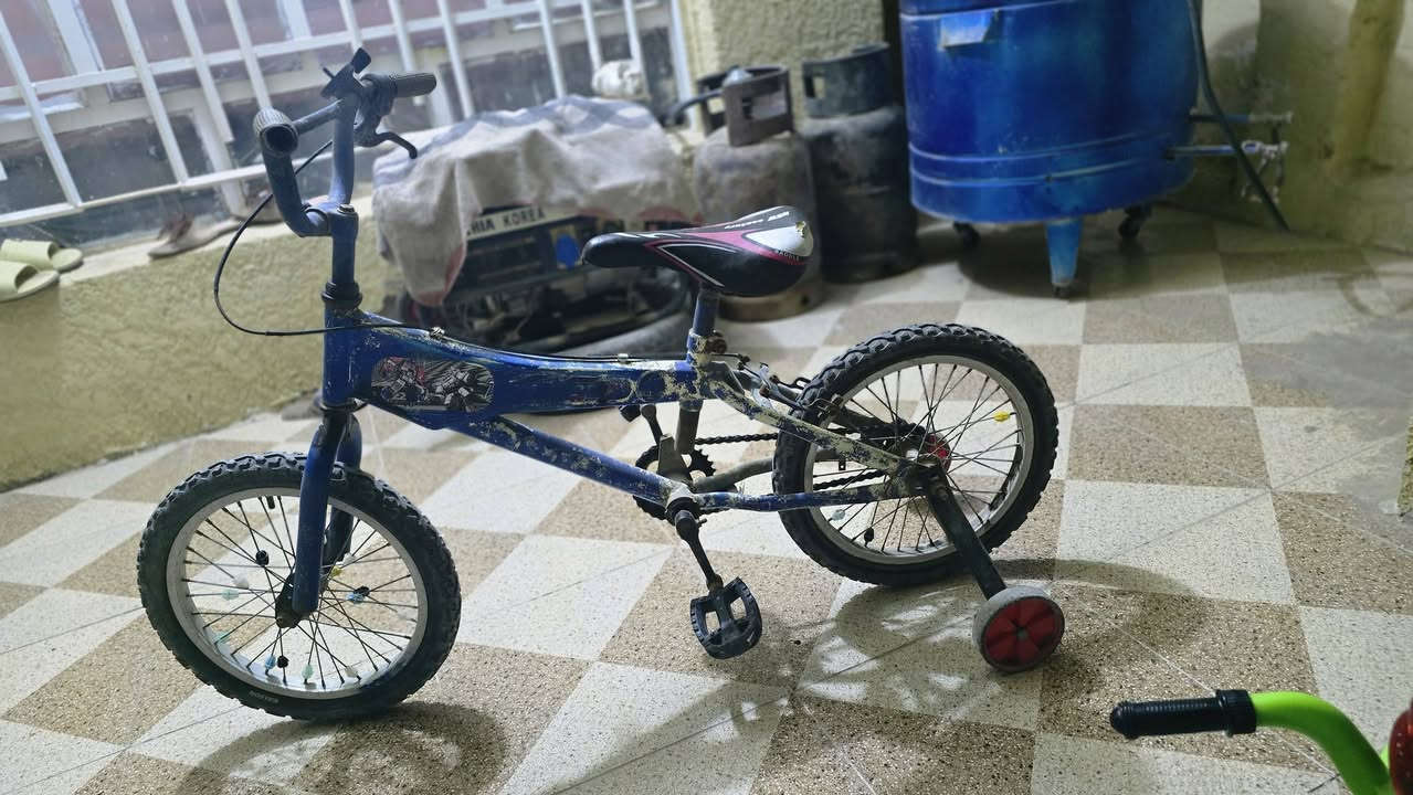 السلام عليكم بايسكلات عدد 2 للبيع الأحمر ب35 والثاني ب25
الحمزة حي الحسين (ع)  قرب مدرسة الوركاء خاص أو الاتصال ***********
