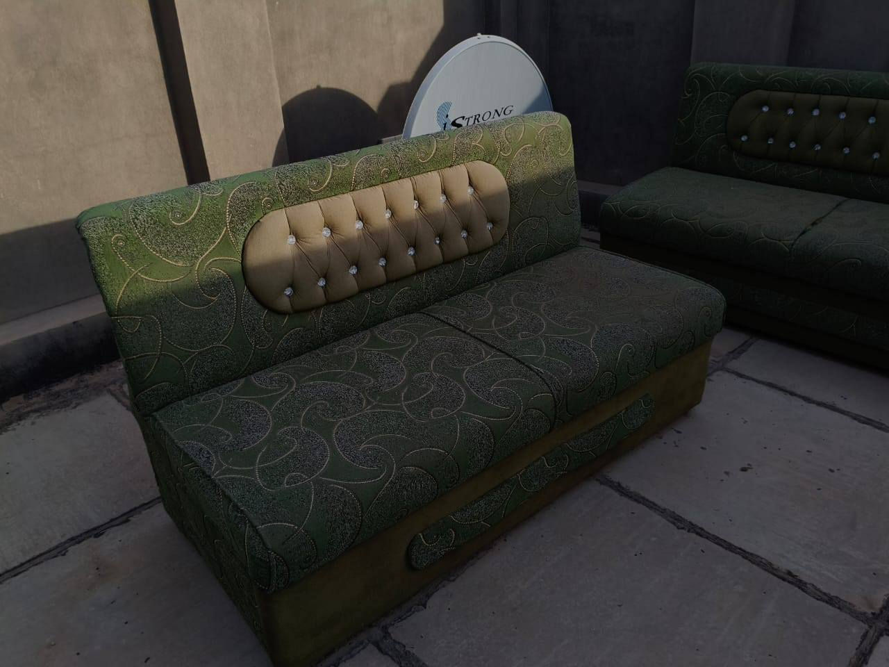 قنفات اربع قطع للبيع ب سعر ٢٥٠ مكان النجف حي المعلمين الاتصال على الرقم ***********
