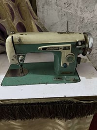 مكينه لبيع بسعر مناسب 150 ألف وبيه مجال مكان بغداد)07728139512