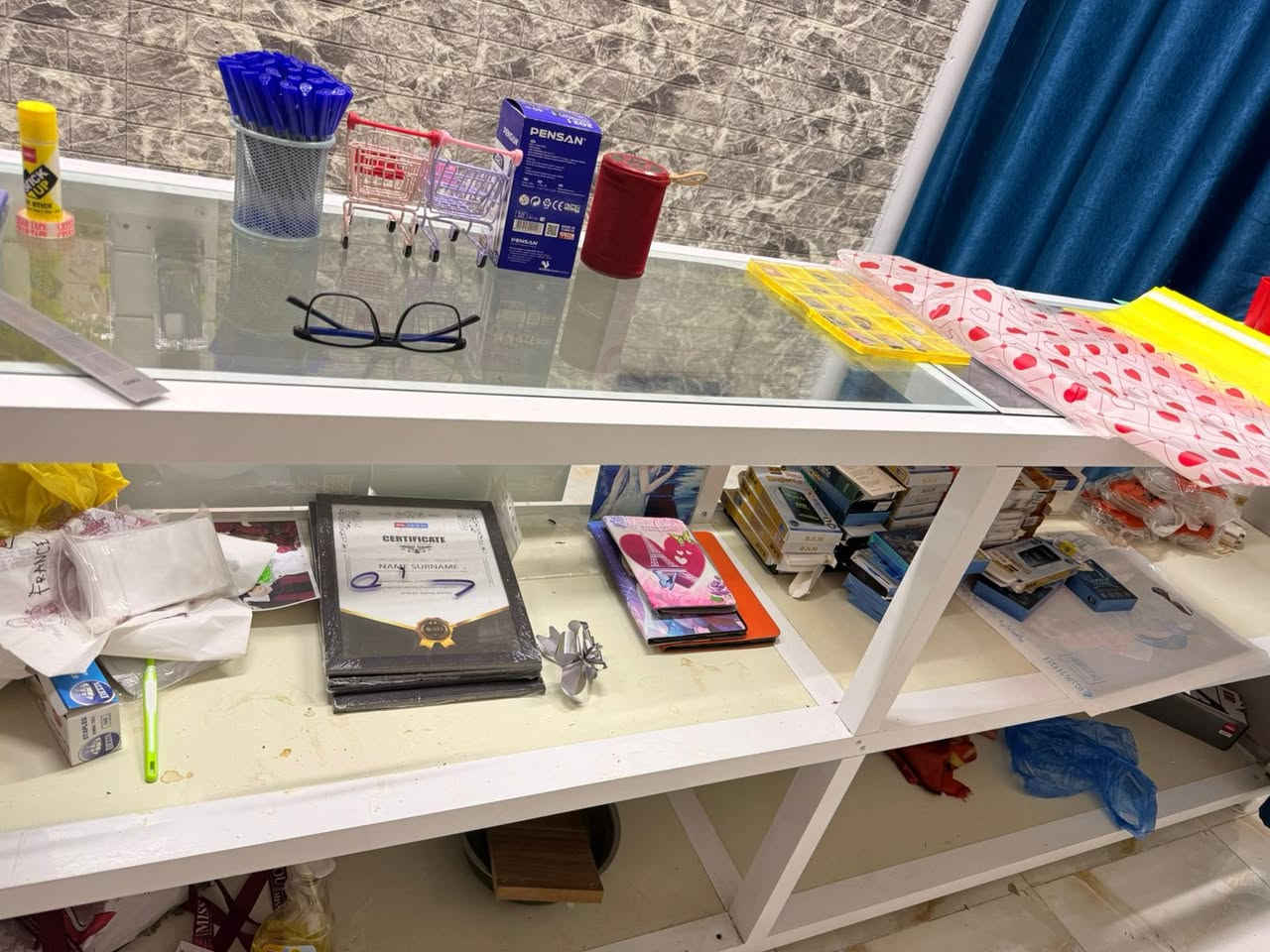 ### 📣 ميز ألمنيوم وجام (3 أمتار) للبيع 📣
ميز عرض (كاونتر) بحالة ممتازة جداً ونظيف، مناسب للمحلات والمكاتب.
 * 📐 **الطول:** 3 أمتار.
 * 🛠️ **المواد:** هيكل ألمنيوم أبيض متين + رفوف وجام سميك.
 * ✨ **الاستخدام:** يحتوي على رفوف داخلية واسعة ومقسمة لعرض البضائع.
 الموقع:كركوك
 للتواصل ***********
