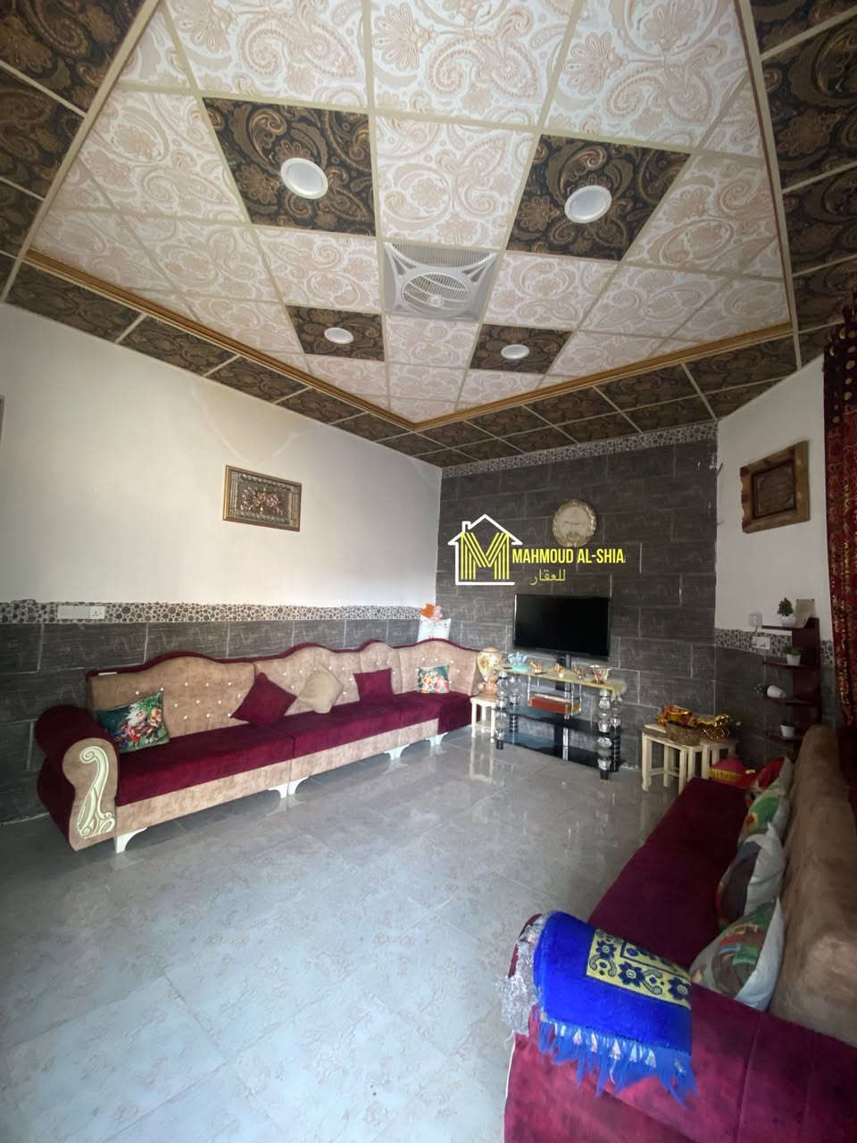 مشتمل للبيع في حي الشهداء قرب مركز الشباب . المساحة 125 الواجهة 10 والنزال 12 ونص واقع حال 15 . 

يتكون من غرفتين نوم وصالة واستقبال ومطبخ وكراج . 

للاستفسار الاتصال : مكتب المحمود للعقار . 

***********
