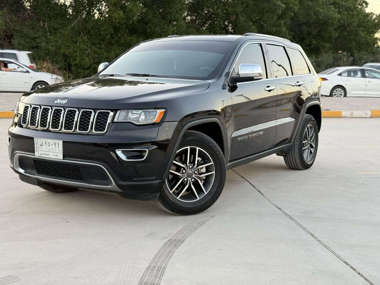 جيب شيروكي موديل 2021 باسمي فول مواصفات فور ويل فتحة سقف وباقي المواصفات معروفة   ماشيه 64  مكان السيارة الأنبار عامرية الصمود الاتصال على الرقم ***********
