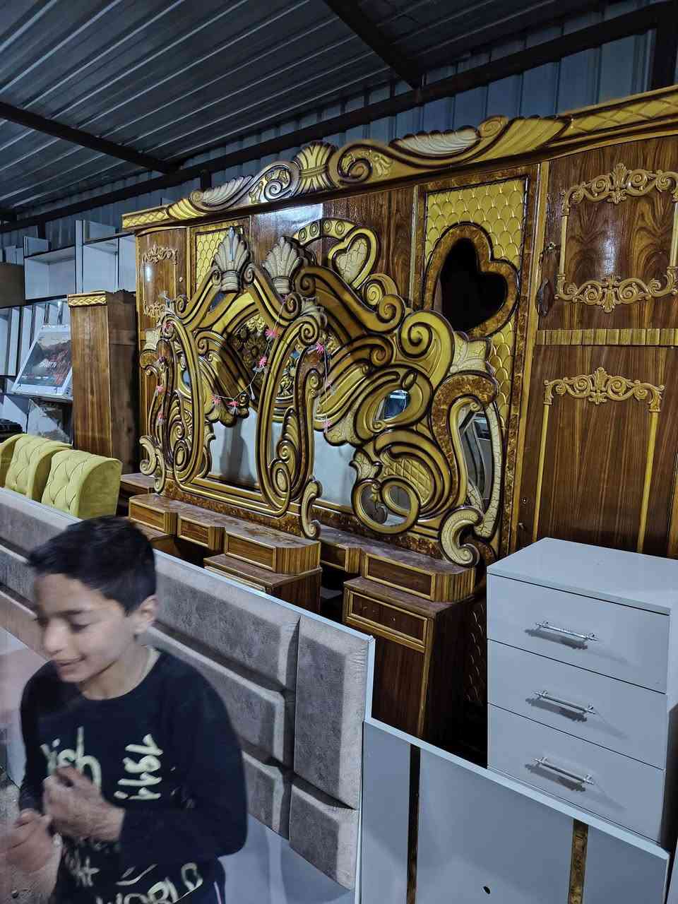 لبيع وشراء الأثاث المستعمل والجديد ومراوس العنوان كاطون الرازي قرب المجسر مقابيل الملعب شارع السايدين نشتري كافت الأثاث المنزلي ولمكتبي وغرف نوم تركي صاج عراقي للاستفسار هاتف وتس اب ***********
