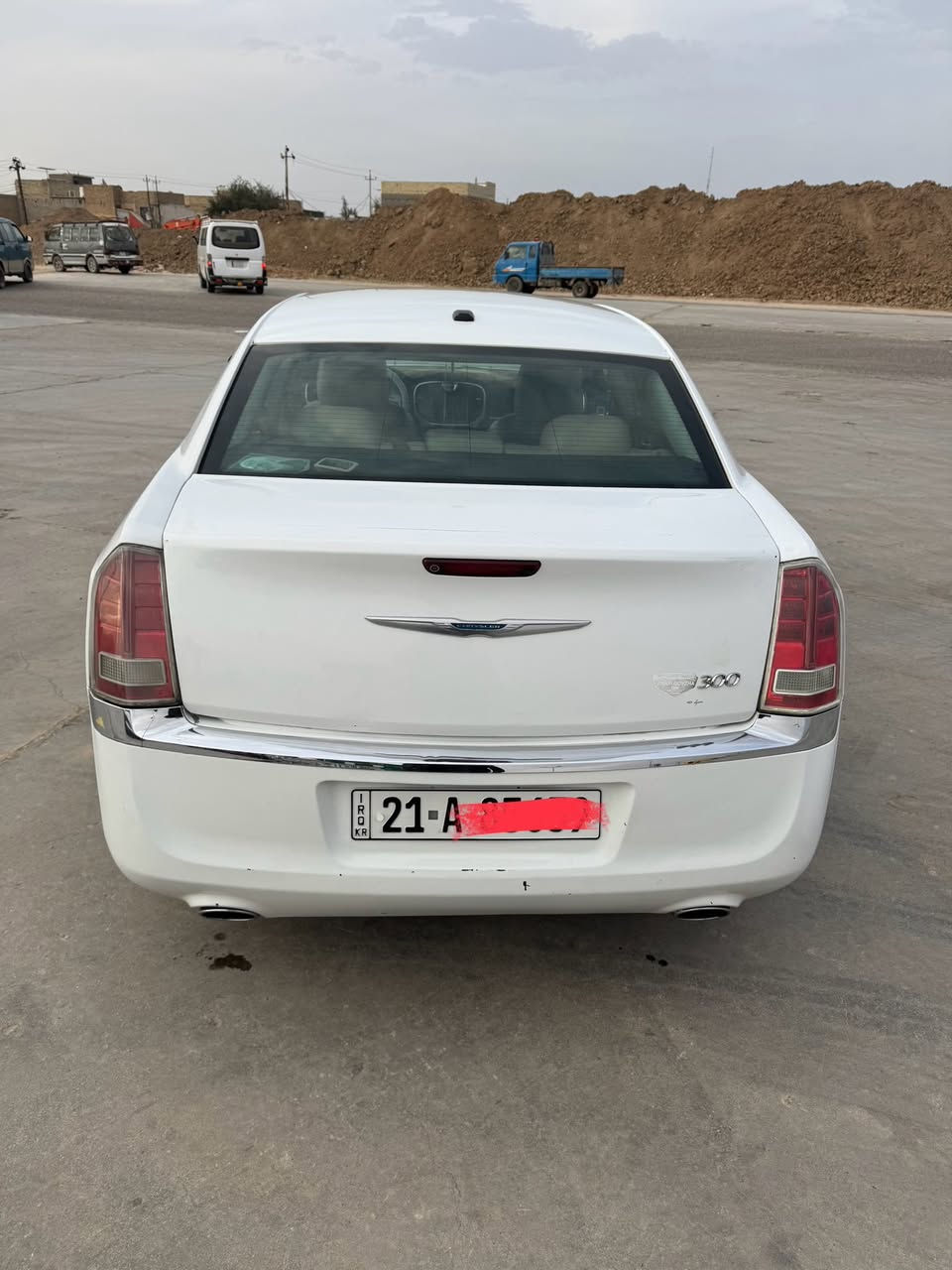 السلام عليكم شباب اوباما للبيع موديل 2012 رقم  سليمانيه بسمي داخله كلين بالعراق صار بيها طخه بالجاملغ الخلفي بدون دواخل بدون ارباك حداديه خلفي امامي جديد عربانه خلفيه مال موديل 21 كامله هيه والكاردن زوج تاير توني شاده داخل عسلي خزن ميموري تدفئه بالكشنات الخلفيه والاماميه مكينه جديده سياره جاهزه للاخير مكان السياره بغداد للاستفسار اتصل ***********
