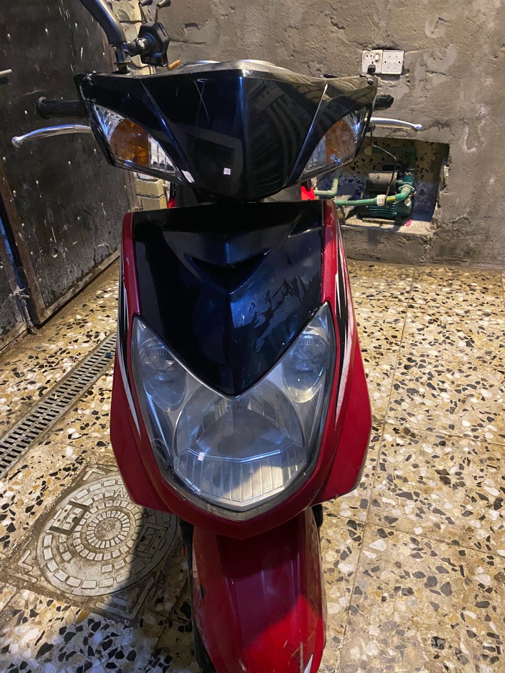 دراجة نارية نظيفة بحالة جيدة، لون أحمر وأسود. مناسبة للتنقل داخل المدينة بمرونة وسهولة. طراز مناسب للشباب والكبار. تعمل بكفاءة وسهولة في الاستخدام.