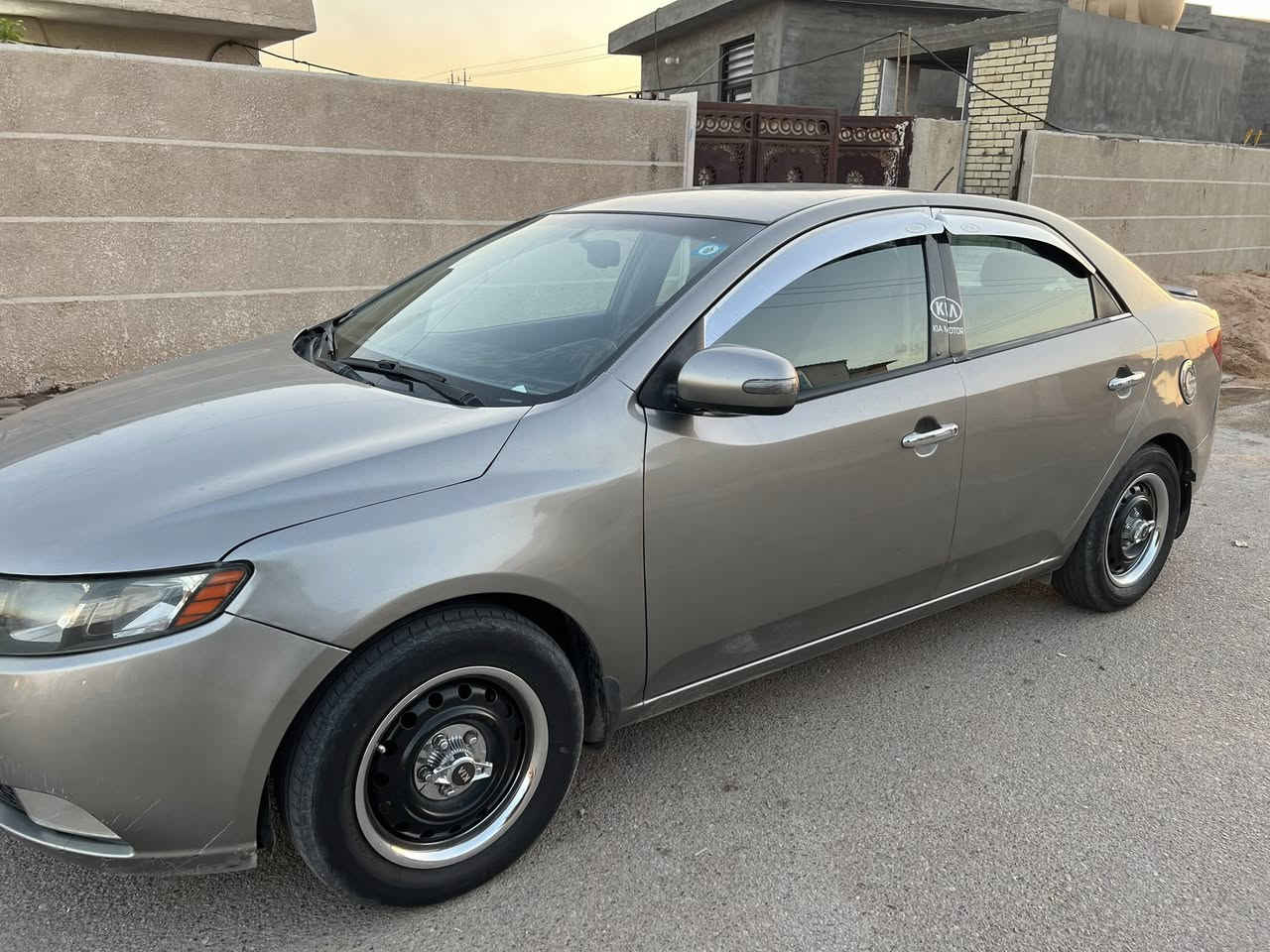 السلام عليكم سياره فورتي موديل 2010 للبيع وراد أمريكي سياره كلهه ليبل واحد  مصبوغه حزام للجماليه كير محرك جديد سيارة جاهز مابيها نقص مكفوله من السريع والتبديل مصبوغه حزام بسبب الجرائد السعر 85 وبيه مجال بسيط العنوان المحموديه حي بدر يم الجامع ) اسياره احلى من الصوره الرقم ***********
