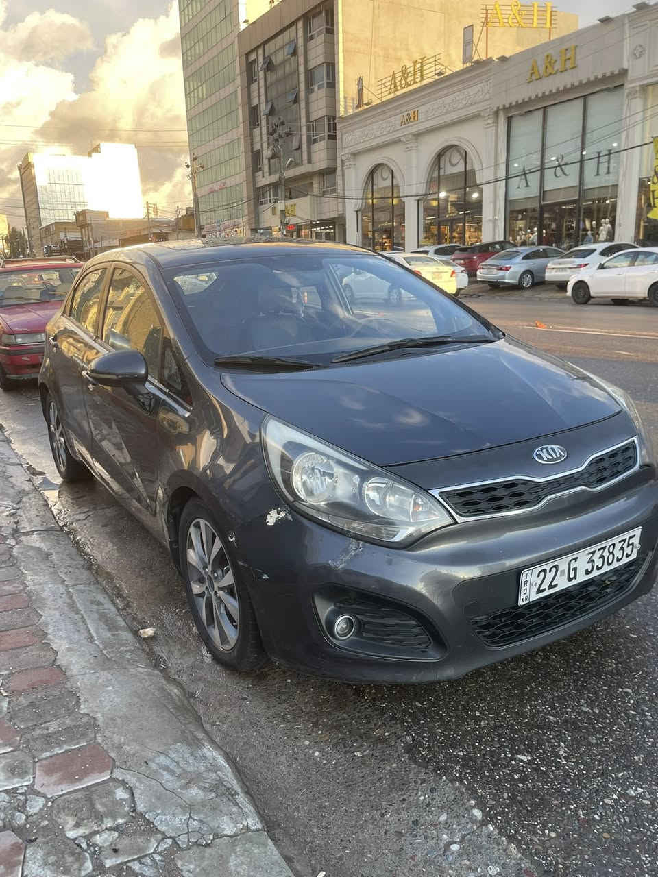 سلام عليكم
KIA RIO 
2014
السياره فول مواصفات
ماشيه ١٩٠ الف كيلو  
فتحه وكشنات جلد مدوشمه اني 
تايرات جديده باتري جديد 
عليه ادامه كامله مال بانزين نوزلات وفيول بمب كله جديده 
محرك ممفتوح 
بيه جاملغ خلفي وباب ودوسه صبغ 
الرقم جديد والسنويه لل2028 
فحص وهزه جديده 
كير محرك تبريد كهربائيات كله شرط  
رايده ب٩٠  وبيه مجال 
السياره بس تحويل بس احوله بدون وكاله 
وهذا رقمي  بي واتساب 
مكان السياره اربيل  
***********
