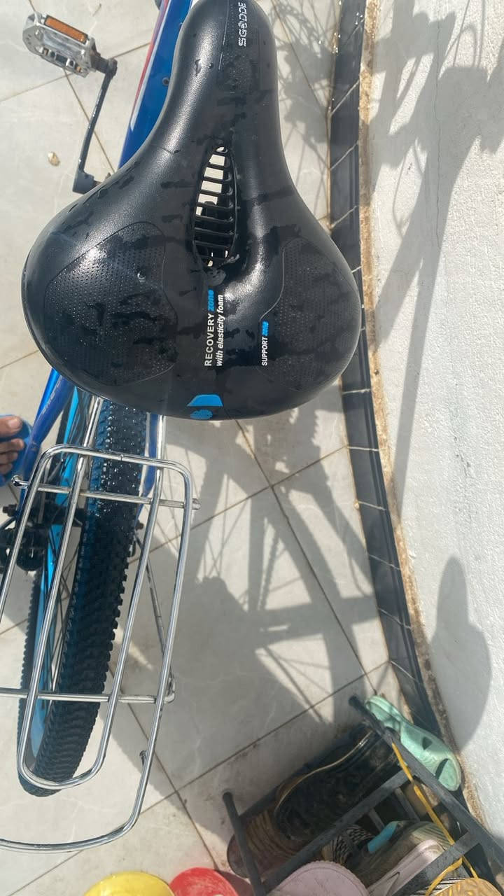 بايسكل جبلي للبيع 
اللون ازرك 
كامل ونضيف 
غير مستعمل 
الي يشتري يراسلني على الرقم 
واتساب. ***********
