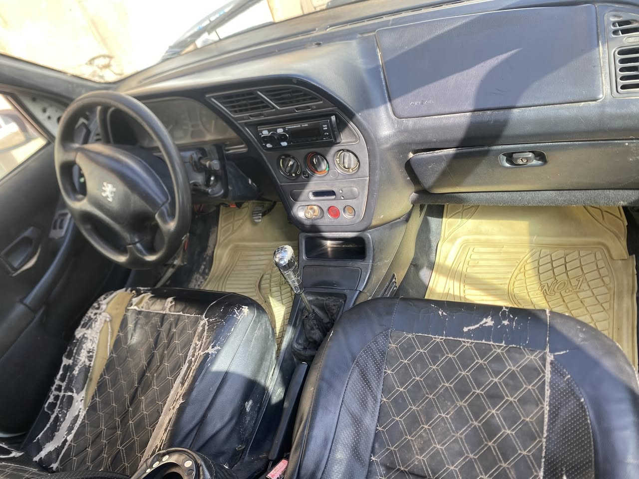 للبيع بيجو مطلوبه كير ومحرك شرط السياره جاهزه مابيها نقص سعر ٢٠  مكان السياره العلم ***********
