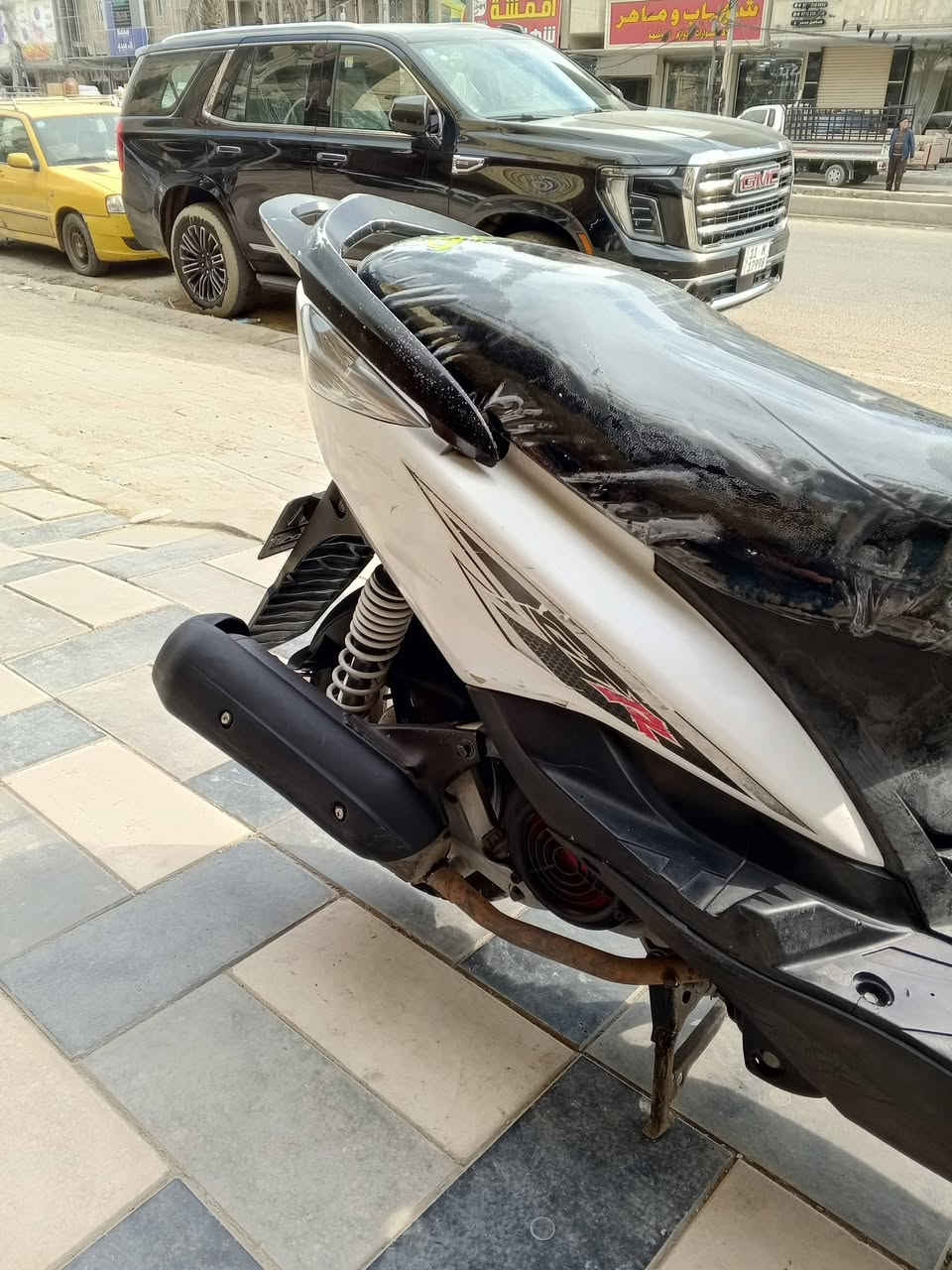 ماكس ثعلب (140) ياباني
مكينه مكفوله بلاديه 
كفرات بلاديه  دراجه مكفوله 
سلف بلادي 
كابريتر بلادي فاكيوم بلادي 
كهربائيات كله شغله مابيه نقص 
دبل اشاره شغال  LED ابيض 
نكره سلف 
هندر شغال 
بريك امامي خلفي 
دبلات بلاديه 
بيه LED زنون ناصي ابيض عالي اصفر 

شلعه ومعدل 
 

مابيه لا تنقيص ولا نضوح ولا تبخير 
كيج بانزين شغال كيج كيلو متر شغال 
دراجه خير من الله شغل واطلع مابيه اي نقص 
 مكاني بغداد الشعب شارع عدن 
رقم التليفون بي واتساب 
(***********)
 
السعر 650 وبيه مجال
