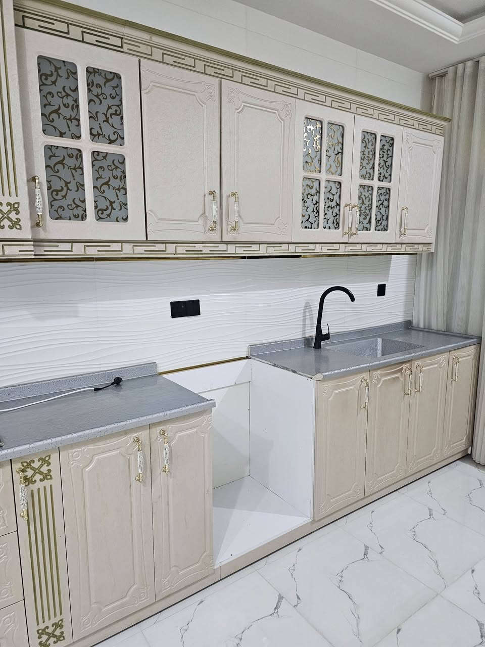 كاونتر ملكي كامل خشب مع طباخ ومرشحه + كامل مرمر 

القياس الكلي 4 متر 30 مستخدم ولكن نضيف جدا 

*********** ***********
