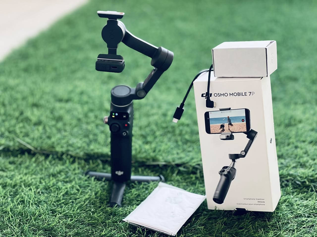 سلام عليكم 🤝
شباب Djlosmo MOBILE7P

مستخدم 5 مرات فقط جديد مأخذه من شركه قرطاج 

195 وكدامكم رقمي ***********

رايده 140 قفل وذني مواصفاته 👇👇👇

جيمبال DJI Osmo Mobile 7P هو مثبت هاتف ذكي احترافي بثلاثة محاور، يتميز بـ ActiveTrack 7.0 للتتبع الذكي، و**قضيب تمديد مدمج وحامل ثلاثي، وإضاءة تعبئة قابلة للتعديل عبر وحدة متعددة الوظائف، وبطارية تدوم حتى 10 ساعات** مع إمكانية شحن هاتفك، ويقدم تجربة سهلة للمبتدئين بفضل تطبيق DJI Mimo وميزات مثل ShotGuides، مما يجعله مثاليًا لصناع المحتوى ومحبي السوشيال ميديا. 

الميزات الرئيسية:

تثبيت ثلاثي المحاور (3-Axis Gimbal): يوفر ثباتًا فائقًا لتصوير فيديوهات سلسة احترافية.

ActiveTrack 7.0: تتبع ذكي للمواضيع مع إدارة محسّنة للعوائق والتعرف على الإيماءات.

قضيب تمديد وحامل ثلاثي مدمج: يتيح التقاط صور سيلفي واسعة ولقطات ثابتة دون الحاجة لمعدات إضافية.

وحدة متعددة الوظائف: تجمع بين استقبال الميكروفون (DJI Mic Mini) وإضاءة تعبئة قابلة للتعديل.

بطارية طويلة الأمد: تعمل حتى 10 ساعات، مع دعم شحن الهاتف عبر منفذ USB-C.

تصميم سهل الاستخدام: إعداد سريع، تشغيل فوري، وأزرار تحكم بديهية.

اتصال بلوتوث 5.3: لربط سلس ومستقر بالهواتف الذكية.

توافق واسع: يدعم معظم هواتف iPhone و Android. 

المكونات في العلبة:

مثبت DJI Osmo Mobile 7P.

مشبك مغناطيسي للهاتف.

الوحدة متعددة الوظائف (OM).

كابلات USB-C.

حقيبة تخزين.
