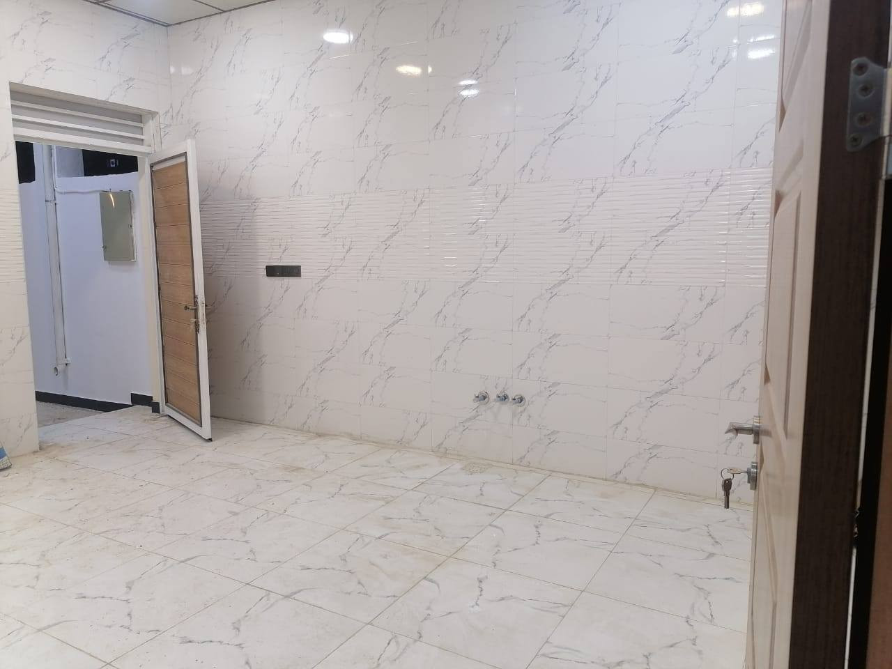 � بيت للبيع – 🏠

📏 المساحة: 190 متر
📜 النوع: زراعي – سند 25

📍 الموقع: البيت حولي الجامعة، الفرع المقابل لغسل غريب الطوس

💎 مواصفات البيت:

 • ٢ غرف نوم 
 • صالة 
 • مطبخ 
 • استقبال 
 • مجمع صحيات
 • ٢ مناور للتهوية والإضاءة

✨ بناء حديث 
موقع قريب من جميع الخدمات والجامعة

📞 للاستفسار:
مكتب المحيط لبيع وشراء العقار
📍 الديوانية – شارع الحولي – خلف جامعة القادسية – قرب غسل غريب الطوس
📱 *********** – ***********
💬 متاح أيضًا عبر الواتساب
