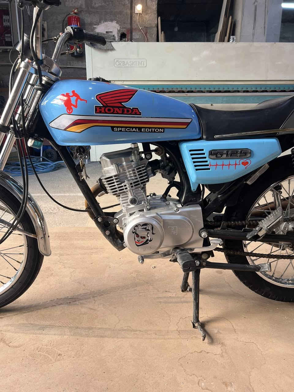 دراجه للبيع نامه تعمير 2024 محرك شرط كهربائيات ضفيره كامله لايت امامي خلفي فدرالي وياله شرط تيرات شرط دراجه جاهزه شغل واطلع وإذا مايعجبك الصالنصه ابدله ألك بواحد رياضي وصينيه مال زنجيل هم موجود  السعر 650 بي مجال عنوان كركوك حي الخضراء رقم مبايل ***********
