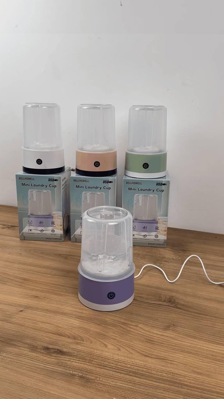 غسالة جواريب وملابس داخلية 
غسالة جواريب صغيرة USB (Mini Laundry Cup)

الاستخدامات

غسل الجوارب والملابس الداخلية الصغيرة بشكل منفصل.

مناسبة للسفر، السكن، المكاتب، وغرف الطلبة.

حل عملي لغسل القطع الخفيفة يوميًا بدون تشغيل غسالة كبيرة.

مناسبة للاستخدام اليومي السريع.

المميزات

تصميم صغير وخفيف وسهل الحمل.

تعمل عبر USB بجهد 5V (آمنة واقتصادية).

سعة غسيل 1 لتر مناسبة للجوارب والملابس الداخلية.

نظام دوران أمامي وخلفي لتحسين التنظيف.

زر تشغيل واحد سهل الاستخدام.

استهلاك منخفض للماء والكهرباء.

هيكل مصنوع من ABS + PC المتين.

حجم المنتج: 130 × 110 × 200 مم

طول السلك: 100 سم

محتويات الصندوق

غسالة جواريب صغيرة.

سلك USB مدمج بطول 100 سم.

مخصصة للقطع الصغيرة فقط (جوارب – ملابس داخلية).

الألوان قد تختلف حسب التوفر.
للحجز ***********
