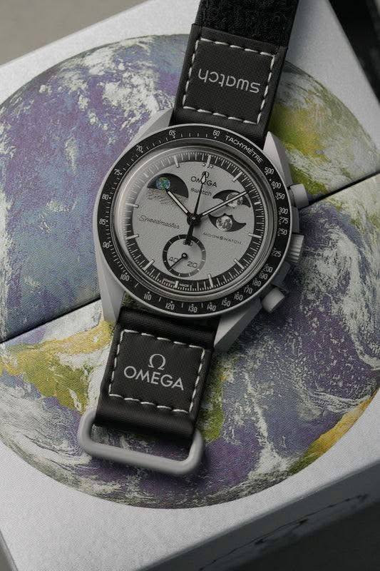 ساعة من ماركة اومكا Omega x Swatch MoonSwatch وارد اوربي
تحفة فنية

تصميم مستوحى من سطح القمر والأرض

مكينة كوارتز ناعمة ستوبوج (جميع السناتر شغاله)

المينا رمادية محببة تعكس شكل التضاريس القمرية

فول لامينوس ارقام واميال

مؤشر مراحل الأرض شغال يظهر الأرض بألوان خاصة والمحيطات تتوهج تحت ضوء UV

مؤشر مراحل القمر شغال 

هيكل من مادة Bioceramic (خليط بين السيراميك والبلاستيك الحيوي)

 سير قماش VELCRO مختم

زجاج معدني مقبب ضد الخدش

مقاومة ماء وغبار 

السعر 35الف مع توصيل والملحقات


**إذا كنت صاحب هذا الإعلان وتريد حذفه لأي سبب، رجاءا أرسل رسالة إلى الدعم الفني**