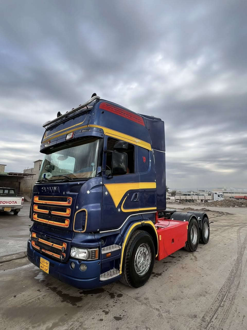 موديل 2005
توماتيك كلج 
شاصي دبل باج بلادي 
سحال دبل تاير بلادي 
داخل ديسكو سپور 
ثلاجه داخله تلڤزيون 
تانكي حازم 14 
راس و عربانه طخم دايه
مكور 54 
وزن سياره صافي 18طن
سعر سياره 330 

وتساب ***********
***********
