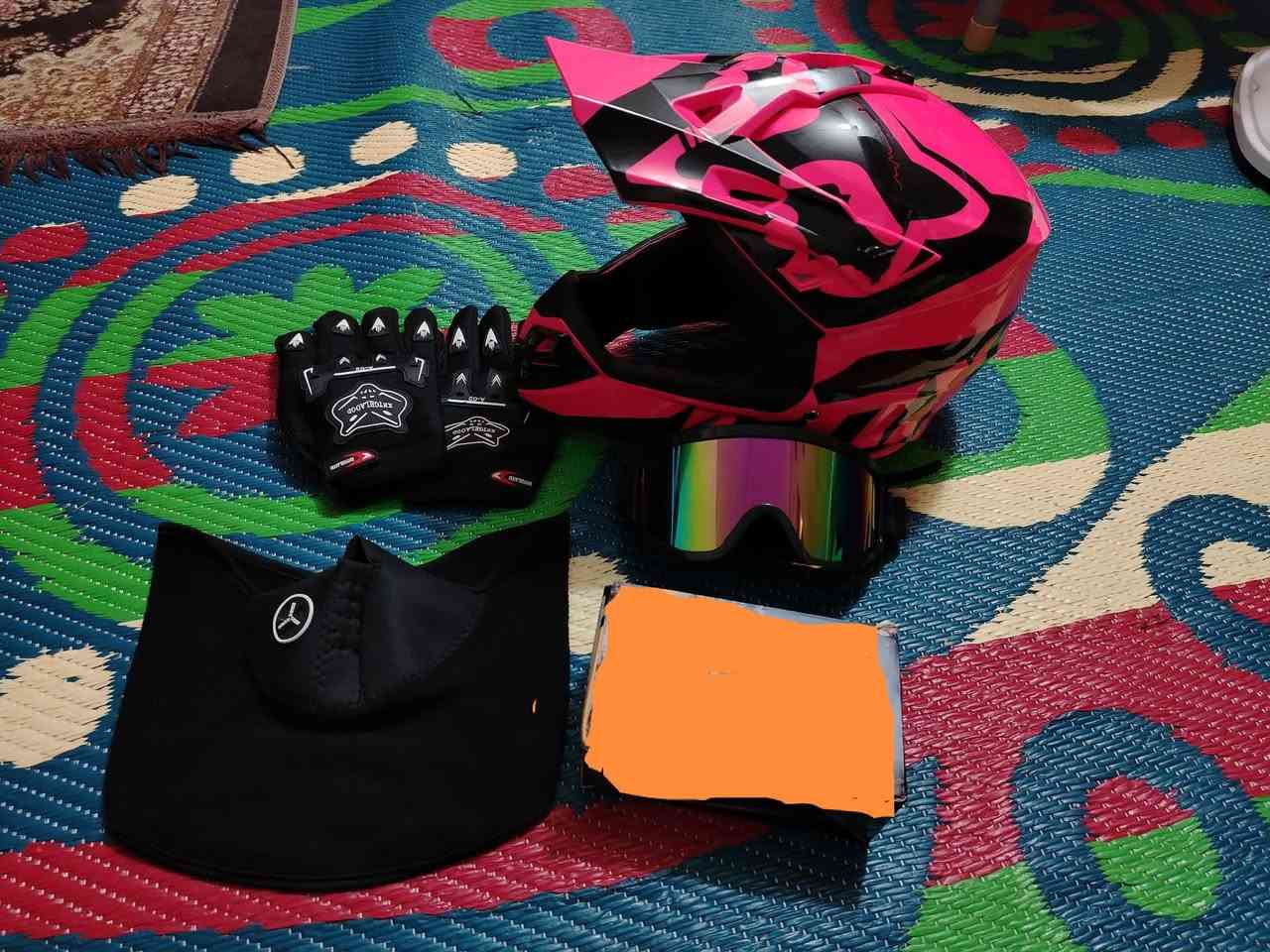 سلام وعليكم خوذه جديده قياس لارج مال قفاز عنوان بسمايه سعر 40 هاتف ***********
