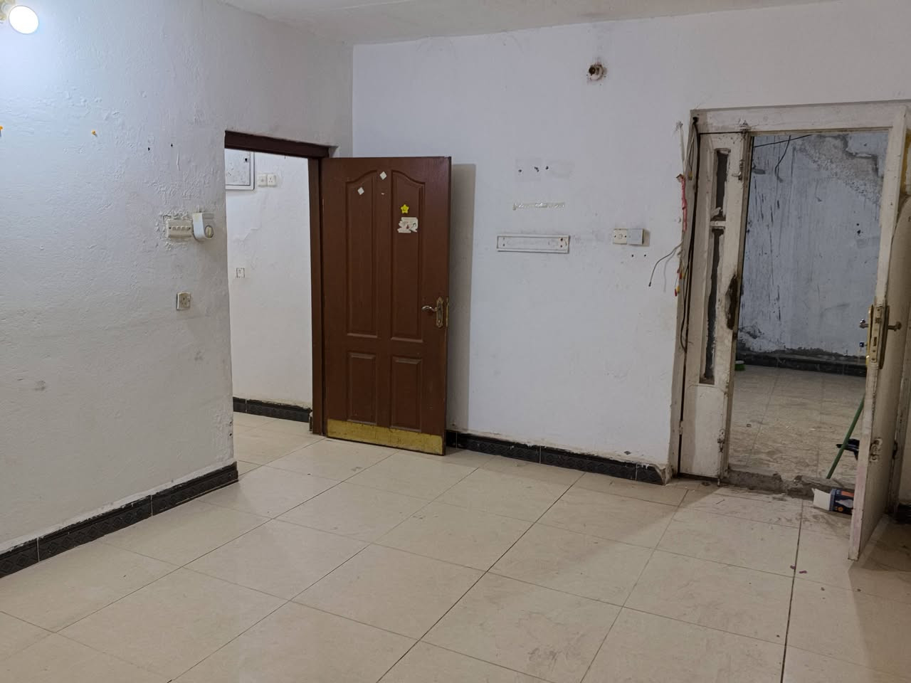 بيت للايجار بمنطقة القشلة مقابيل حسينة الحاج مجلي ٤غرف +براني +صالة +مطبخ +صحيات داخلية وخارجية ***********
