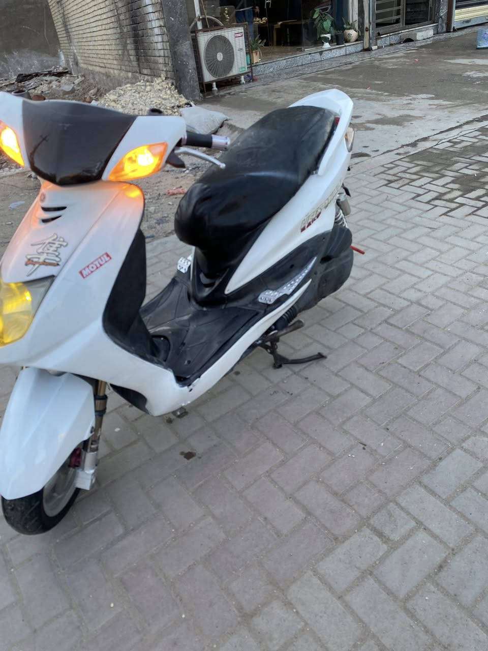 السلام عليكم سكنس نثيه ياباني دراجه مكفوله كفاله عامه دراجه بيها صدر وفج وصينيه وملقط يدات بانزين وبريك وبيها كلجات  دبلات وهاوزن وسلف ودبلات خلفي طستهن ناعمه صالنصه بوري عدل بس صالنصه سعرها ١٥٠  بيها كابريتر عكس وبيها كلوبات رياضي  وبراغي رياضي شلعه معدل تخبل الدراجه نكره سلف اذا مو نكره لتاخذها اي نقص مابيها دراجه  سعرها ٧٢٥ وبيها مجال رقمي *********** مكاني دوره
