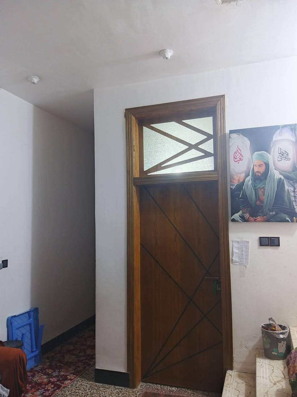 سلام عليكم بيت في مدينت الثوره وره بانزيخانت الحله طابو صرف ثالث البيت على الشارع البيت طابقين الطابق الاول يحتوي على غرفتين نوم وصاله ومطبخ وهول وصحيات داخليه وخارجيه والطابق الثاني بيه غرفتين وسصطح البيت كامل مابيه اي نقص فقط الواجهيه عايزه لبخ وكير طابو صرف باسم ابو البيت وسند موجود الييحب يستفسر اكثر يتصل على هاذا الرقم او يراسل الصفحه 0760 146 3882
