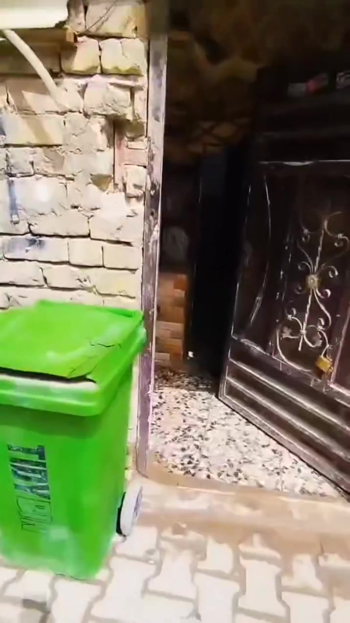 السلام عليكم بيت 50 متر للبيع شارع الغربي مقابيل قطاع السابع قرب اسواق 24 ساعه يحتوي البيت من استقبال كبير ومطبخ ومطبخ حار والطابق الثاني يحتوي من غرفه كبيره وحولي وحمام والطابق الثالث بيتونه وسطح شتايگر كما موضح لكم في الفديوا الاتصال على صاحب البيت مباشر او الاستفسار ***********
