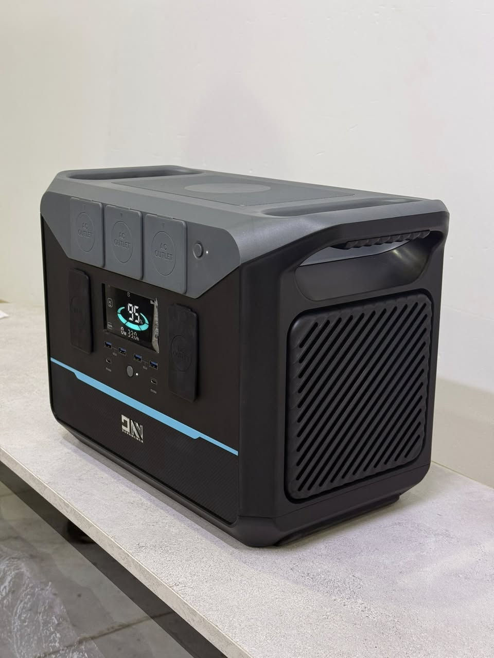 بور ستيشن متوفر موديلين
الموديل الاول 

DaranEner NEO1500 pro

1800 واط يعادل 8 امبير 
سعة البطارية: 1382 واط-ساعة (wh)

نوع البطارية: LiFePO4 (فوسفات حديد الليثيوم) 

يدعم الشحن بطاقة الشمسية حتى 600 واط

شاشة ذكية قراءة الواطية الداخلة الى الجهاز مع العمر

الموديل الثاني 
VTOMAN FlashSpeed 1500
1500 واط يعادل 6 امبير ونص
بطارية كبيرة بسعة :1548Wh

نوع البطارية: ليثيوم فوست الحديد 

يشحن الجهاز من 0 إلى 100% خلال حوالي ساعة 

الطاقة الشمسية: يدعم حتى 400 واط


**إذا كنت صاحب هذا الإعلان وتريد حذفه لأي سبب، رجاءا أرسل رسالة إلى الدعم الفني**