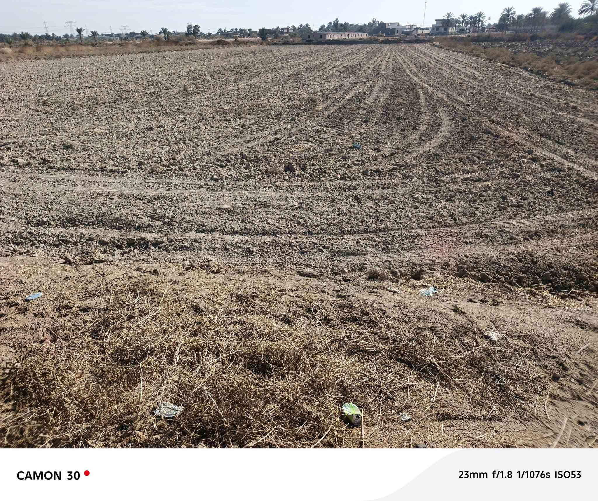 السلام عليكم  كاع    للبيع مكاني باب الكفل المراديه ***********تبعد عن الشارع 200متر
