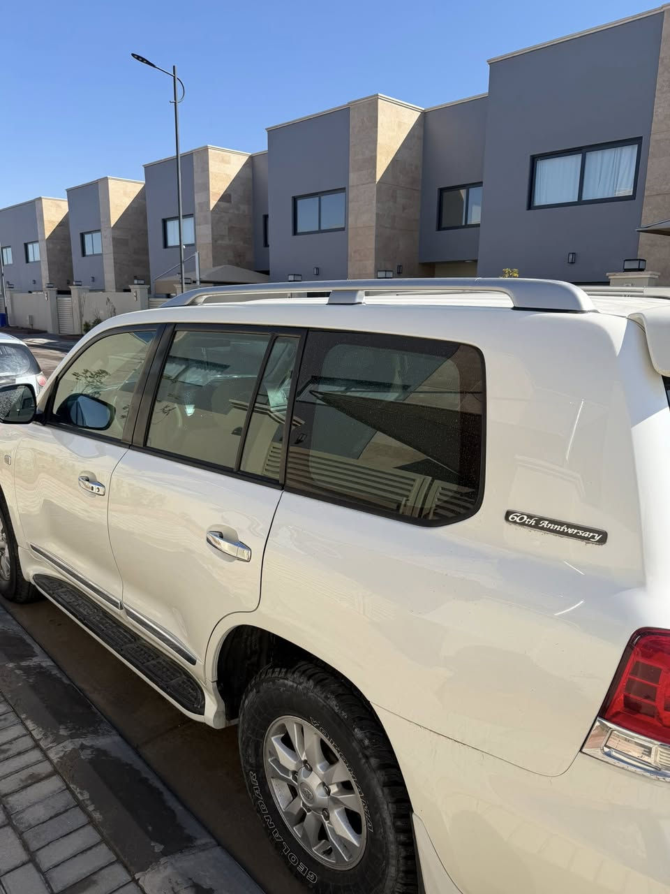 السلام عليكم🤍
 لاندكروزر 2011 GXRI 
مكفوله كفاله عامة ماعدا شخط صغير بالباب خلف السائق السياره فول مانقصها اي شي
 ماشيه 215 
السعر 33$ وبيها مجال بسيط
للاستفسار ***********
