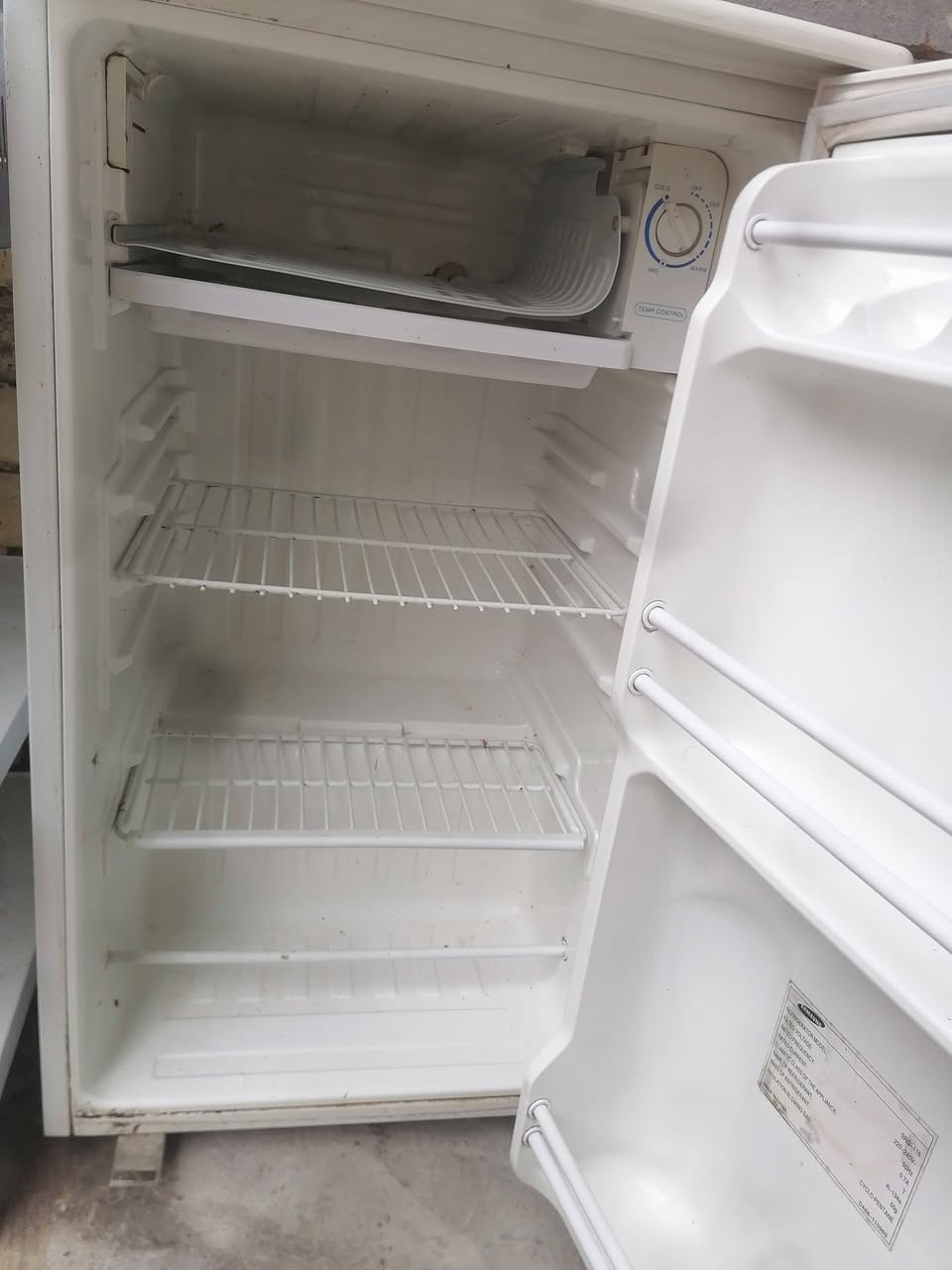 ثلاجه صغيره للبيع كلش نضيفه واي ضرر مابيها ب٧٥ وبيها مجال


**إذا كنت صاحب هذا الإعلان وتريد حذفه لأي سبب، رجاءا أرسل رسالة إلى الدعم الفني**