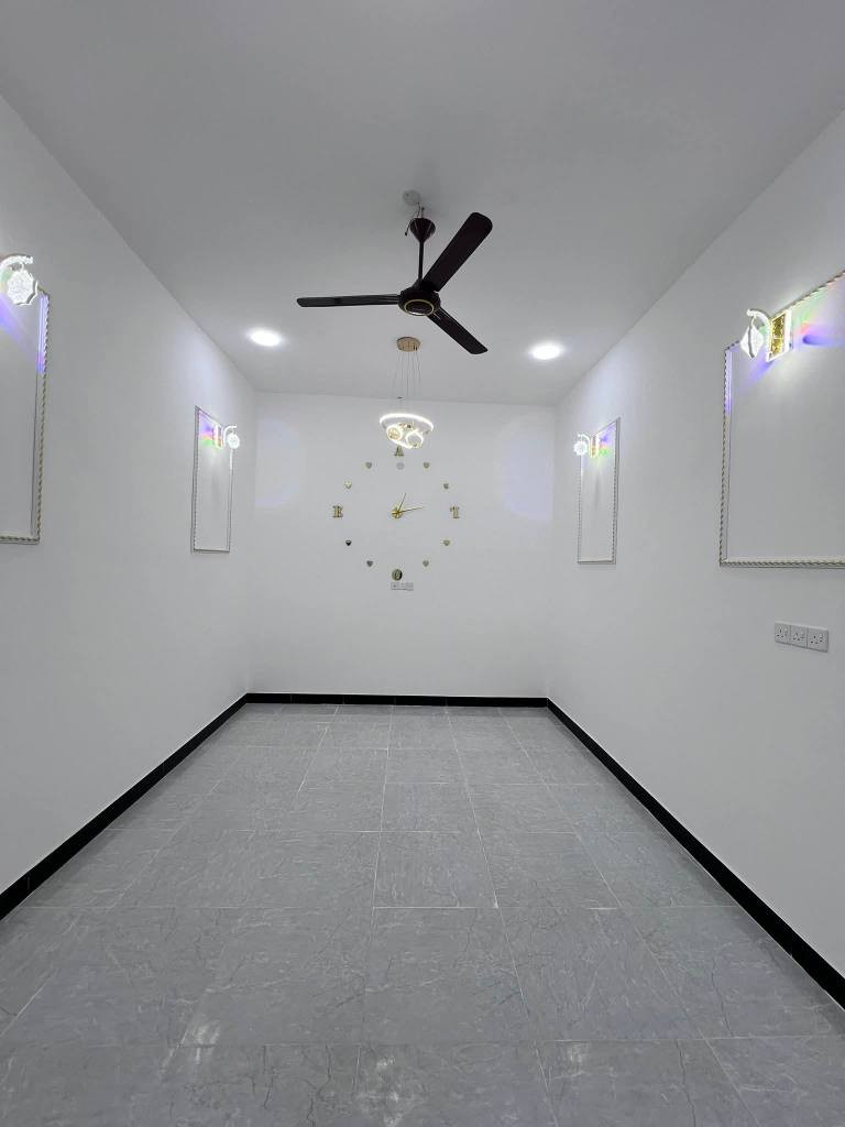 🏡 دار حديث للبيع – فرصة مميزة
📍 الموقع: البصرة / أبي الخصيب / محولة الزهيري
🔹 المساحة: 200 متر
🔹 نوع الملكية: طابو زراعي عراقي
🔹 البناء: حديث وجاهز للسكن
✨ تفاصيل الدار:
• غرفتين نوم
• صالتين
• مطبخ
• ديوانية
• صحيات
• كراج
• حديقة
🌟 موقع هادئ وقريب من الخدمات
📞 للاستفسار: *********** البصرة, العراق
