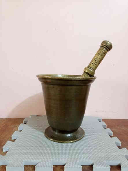 الأصلي هاون قديم جداً ارتفاع 18ونص سم واليده 30سم،
للبيع ‏‪***********‬‏ يوجد توصيل كافة المحافظات
