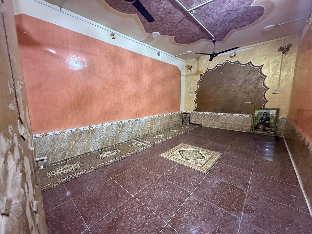 #تجاري 

#ركن

🏠بيت للبيع +٧ محلات 

📍مقابيل محطه بانزين الشطره+الاطفاء 

📐مساحه ٣٠٠م

🕍البناء الوجه ٧ محلات 

🏯الوجه الثاني عله شارع بيت طابقين 

•الطابق الاول :صاله استقبال صحيات غرفه 

الطابق الثاني:٣ غرف صاله

(الشراع للعقار)
***********
***********
