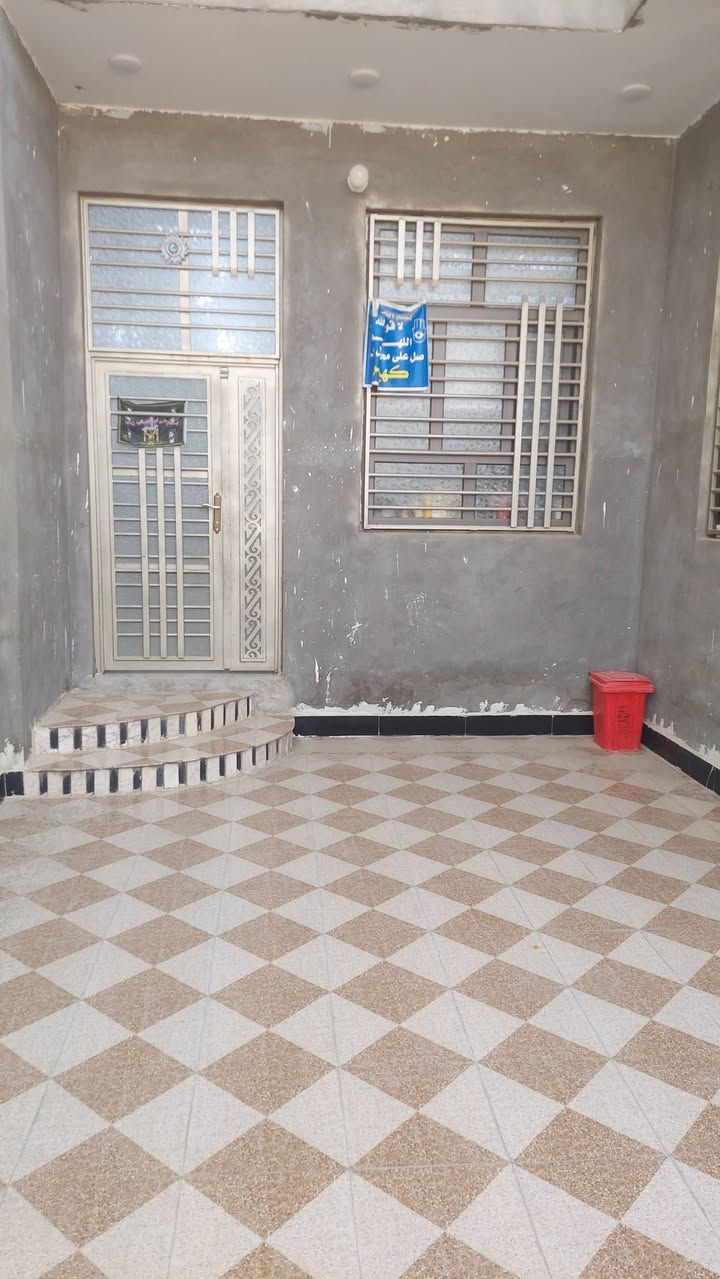 دار للبيع خلف كراج بغداد ركن على ساحه بناء2024
 مساحة 188م واقع حال 88م بالطابو طابقين 
الطابق الاول 
أستقبال9*4 
كراج 8*4
مطبخ 4.5*4 
صاله 8*4 
غرفه 5*4 
مجمع صحيات داخلي وخارجي مع ممر ومنور
الطابق الثاني 3غرف نوم
 غرفه 8*4 
غرفه5*4
غرفه 4*4 
صاله 5*6
 ومجمع صحيات مع مخزن في الطابق الثالث البناء درجه اولى طابوق كورنكريت مرمر فول مواصفات السعر 230مليون مع المجال
***********رقم صاحب الدار
