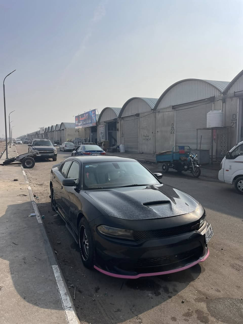 السلام عليكم
جارجر 2015 
وارد كندي 
رقم بغداد بأسمي
مكينة 6 سلندر/3600
تو ويل 
ضربته جاملغ الايمن وحافه البنيد وجاملغ الايسر 
وبيهه مكانين صغار صبغ
راسلني وادزلك سونار 
سيارة جاهزه من تخم تاير وتبريد و ويلات ويلد حجم 18 
بصرة دور الضباط
***********
