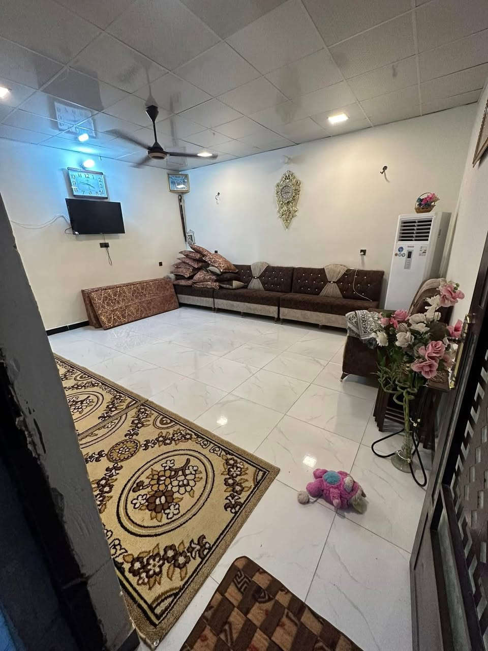 سلام عليكم
يوجد بيت للبيع ابواغريب الشيحه الثانيه  جنس الارض زراعي عقد 117

مساحت البيت 200م يتكون من اربع غرف نوم وصاله واستقبال وصحيات داخليه  وخارجيه  الكراج يسع سيارتين 
ويوجد من ضمن البيت اسواق شغاله وخير من الله 
المنطقه تحتوي على ماء  وكهرباء  وتبليط ومدرسه ابتدائيه واعداديه  وجامع 
 
الاستفسار  ***********
اتصال أو وات ساب 
أسف عل أطاله
