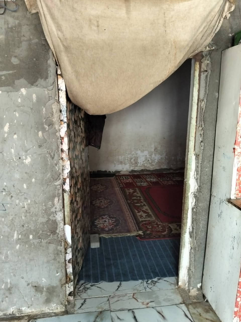 بيت للبيع زراعي. مقابيل حي شرطه       المساحه 300  يحتوي على 2 غرف نوم وصاله وصحيات وحديقة امام المنزل السعر 18.  الرقم ***********
