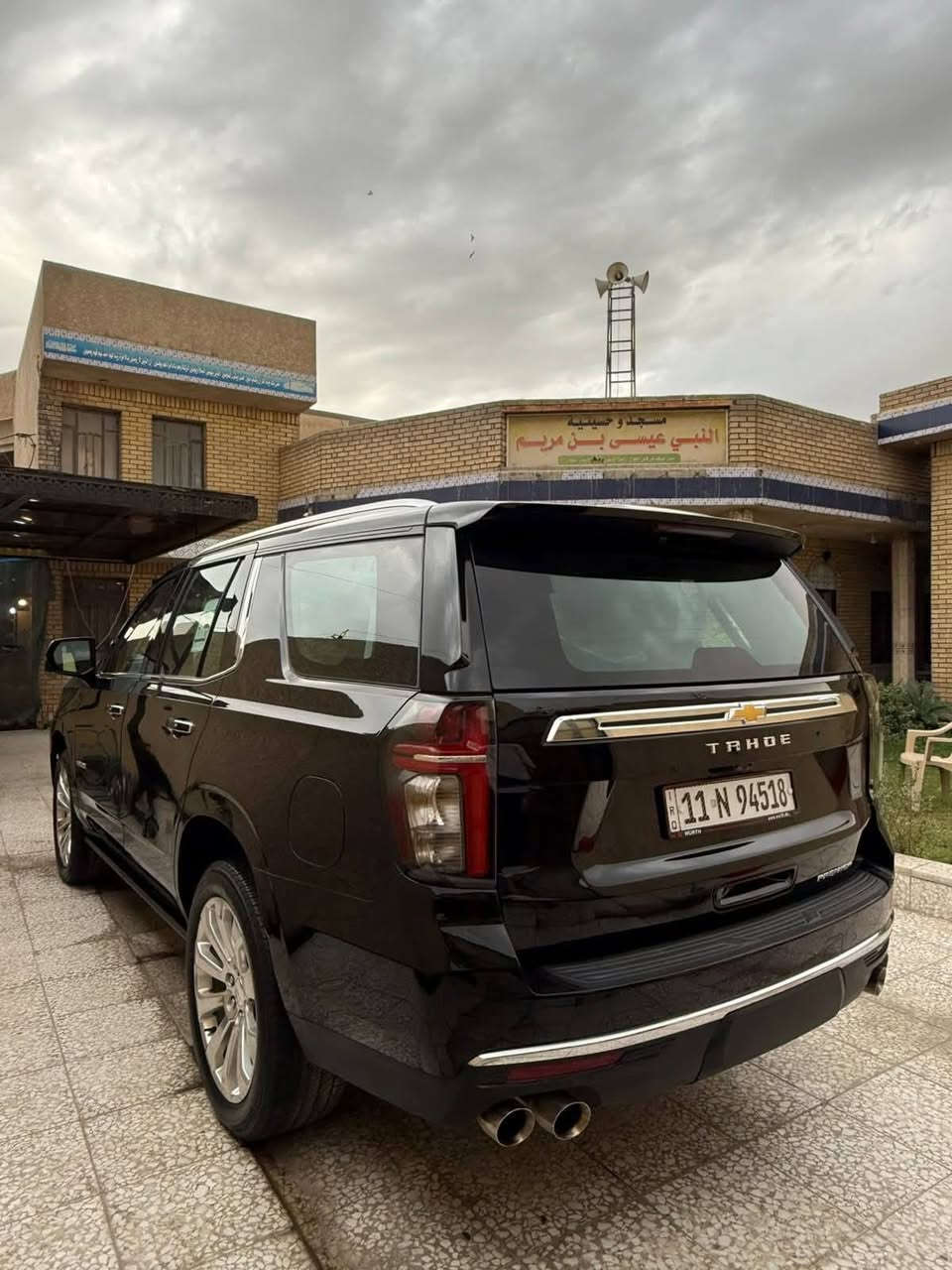 سلام عليكم
شفروليه تاهو بريمير 2023 خليجي – فل أوبشن
وكاله المنصور بعدها بلضمان 

1. الفئة: بريمير (Premier)
2. الموديل: 2023
3. المحرك: 5.3 لتر V8 EcoTec3
5. الممشه ٢٥ كيلو
6. ناقل الحركة: أوتوماتيك 
7. نظام الدفع: رباعي (4WD)
8. التعليق: Air Ride + Magnetic Ride Control
9. عدد المقاعد: 7 ركاب (كراسي كابتن بالصف الثاني)
10. جنوط ألمنيوم 22 إنج
11. مقاعد جلد فاخرة
12. تبريد وتدفئة للمقاعد الأمامية
13. تدفئة مقاعد الصف الثاني
14. ذاكرة حفظ لمقعد السائق
15. شاشة معلومات وترفيه كبيرة
16. Apple CarPlay و Android Auto
17. نظام صوت Bose
18. شحن لاسلكي للجوال
19. كاميرا 360 درجة
20. شاشة عرض على الزجاج الأمامي (HUD)
21. مرآة داخلية كاميرا رقمية
22. فتحة سقف بانوراما
23. باب خلفي كهربائي
24. تشغيل السيارة عن بُعد
25. رادار أمامي
26. مثبت سرعة متكيف (Adaptive Cruise Control)
27. نظام النقطة العمياء
28. تحذير الخروج عن المسار
29. فرملة طوارئ أوتوماتيكية
30. حساسات أمامية وخلفية
31.تعليق هوائي جكات
مكاني ديالى بعقوبة 
***********
السعر 560 ورقة

