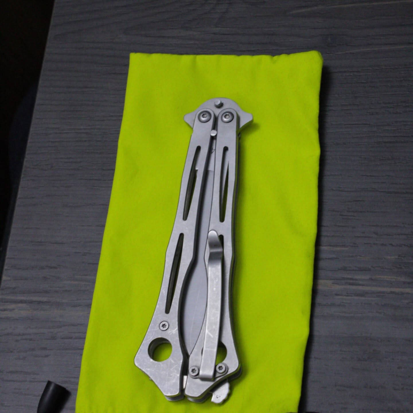 ⁨ 🔪 سكين فراشة (Butterfly Knife / Balisong) للبيع
 الحالة: مستعملة بحالة ممتازة جداً ونظيفة (نفس الصور تماماً).
 نوع الستيل: مصنعة من فولاذ 440 Steel المقاوم للصدأ والقوي.
 التصميم: تصميم كلاسيكي مميز باللون الفضي الكامل، انسيابية عالية في الحركة والقلب (Flipping).
 الملحقات: تجي مع الكفر (الجراب) الخاص بها للحفاظ عليها.
 النقوش والبراند: مختومة بشعار Spyderco ورقم الستيل 440.
💰 السعر:
50,000 دينار عراقي (قفل)
راسلني للحجز،📍 المكان: بغداد (متوفر توصيل لجميع المحافظات في حال الإتفاق)⁩


**إذا كنت صاحب هذا الإعلان وتريد حذفه لأي سبب، رجاءا أرسل رسالة إلى الدعم الفني**