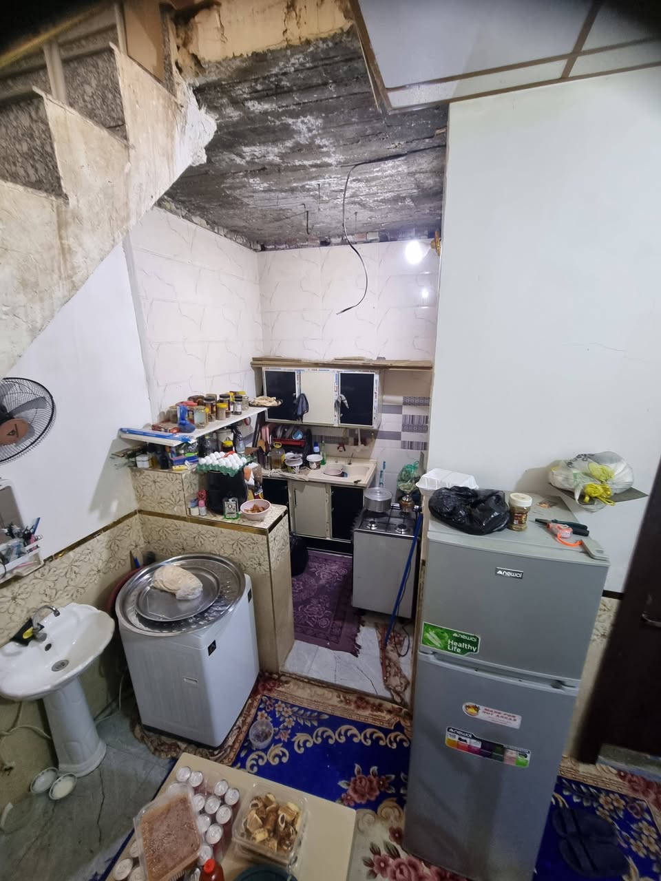 السلام عليكم بيت بالبوبيات عمود ٥٥ ،٤٠ متر مربع كامل من كلشي ونظيف طابق ونص رايده ب ٥٥ ونص بيع مستعجل ينباع هو وغراضه او بدون غراض ***********
