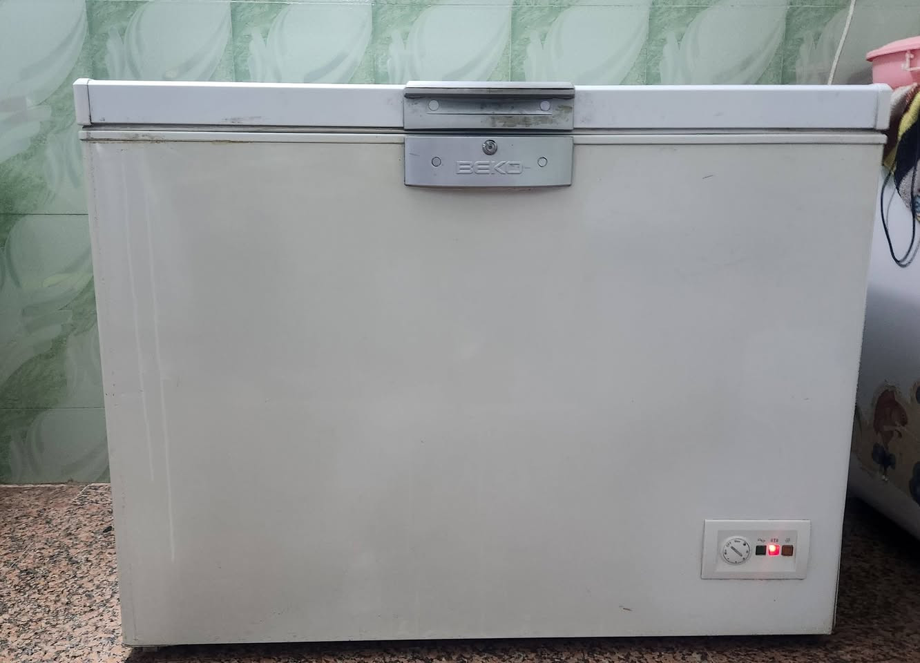 مجمده beko تركي ....حجم 14 قدم
فقط فريزر عاطل ومبدل جديد بمكانه......سعرها 175 الف وبيها مجال
تصلح للمحلات التجارية وتخزين المواد الغذائية 
للتواصل على رقم***********
