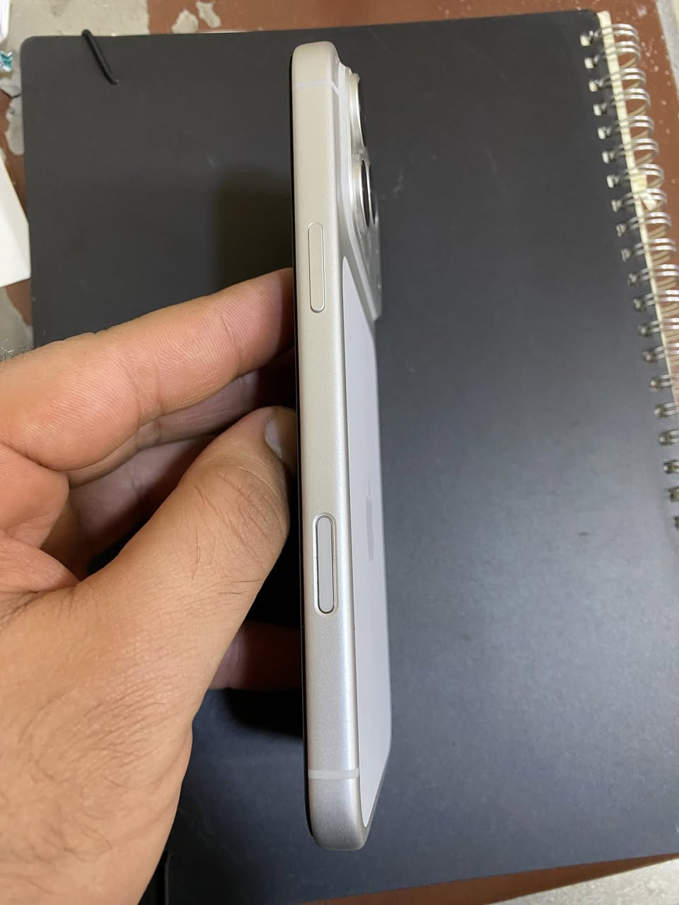 ايفون  17pro max
ذاكره 256 بطاريه 100دورات الشحن 19
بعده تحت الضمان 
مع كامل الملحقات 
ملاحظه شريحه الكترونيه 
مكاني نجف 
السعر 1950
رقم الموبايل
***********
