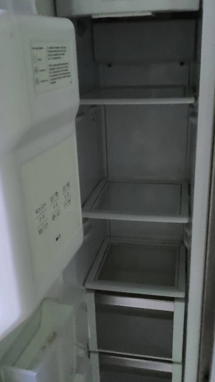 ثلاجة للبيع بوش ياباني أصلي معروفه البوش بابين باب مجمده وباب ثلاجة شغاله بس عوزهه غاز للتواصل***********
