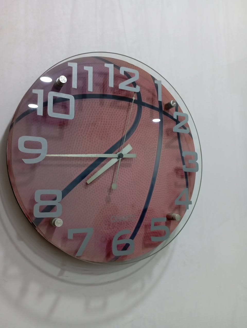ساعات جدارية يابانية اصلية... فوروم قطر 29سم ... ديلي قطر 31سم ... كرة سلة شكل مميز... قطر 30 سم....انتاج قديم.. نظافة ممتازة..الساعات بلادية بالكامل... السعر 50الف للكل  مع التوصيل ... الواحدة 20 الف للاستفسار: ***********
