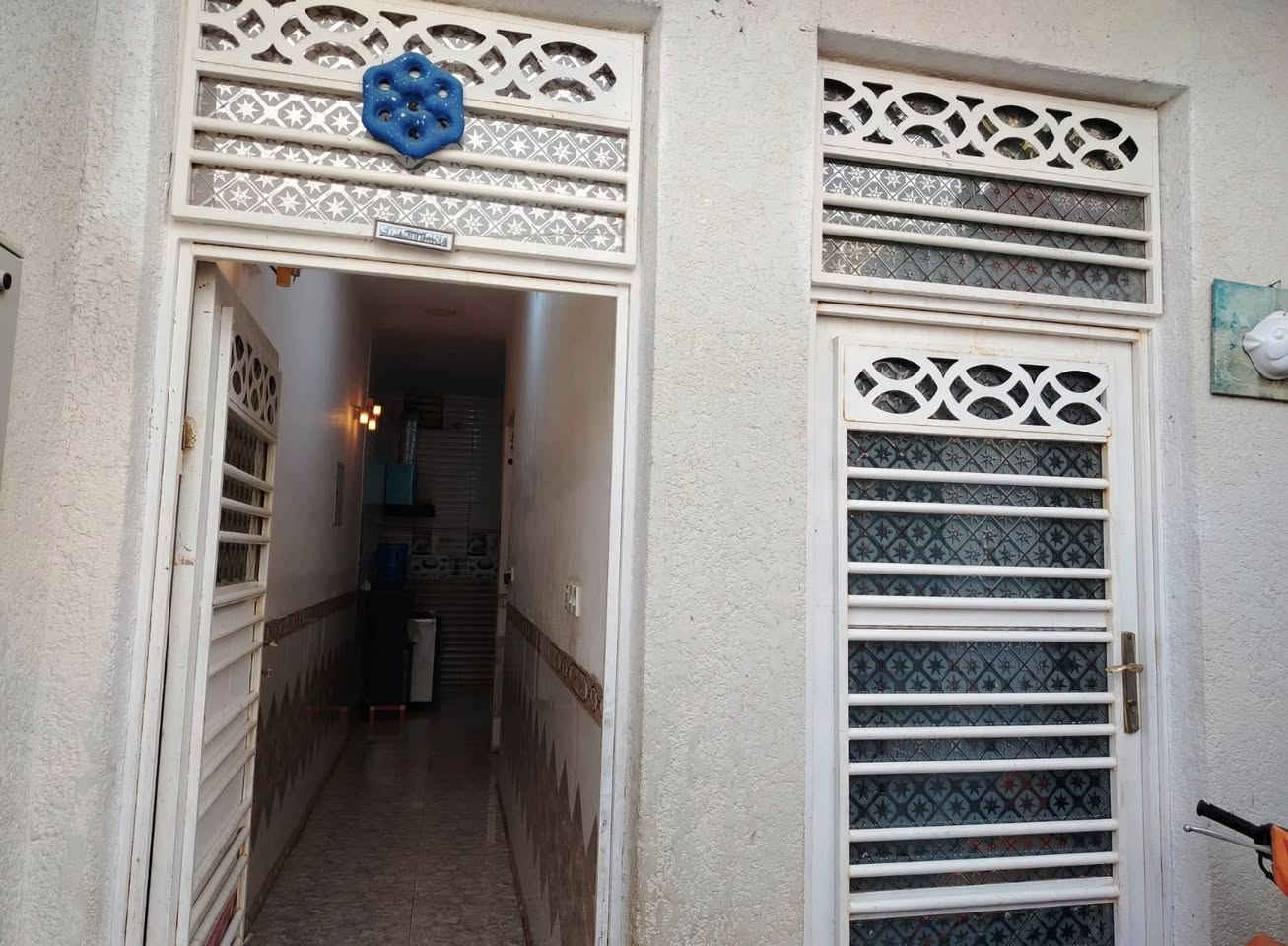 السلام عليكم ورحمة الله بيت في منطقة الشيشان الاولى مقابيل حسينية الإمام الصادق ع المساحه 100 متر طابقين مع بيتونه كبيره الواجهه 5 والنزال 20 طابو صرف بناء حديث مسلح يحتوي الطابق الارضي على استقبال وصاله ومطبق وغرفه ومنور صحيات خارجيه وداخليه يحتوي الطابق الأول على غرفتين وصاله وصحيات تصعد بيتونه كبيره تصلح غرفه او مخزن تحتاج بياض فقط والغرف نقص بيبان فقط بناء درجه اولى يباع مع الاثاث او بدون ( السعر 115 مليون ) وبي مجال للطيبين للإستفسار اكثر ( *********** ابو رافد )
