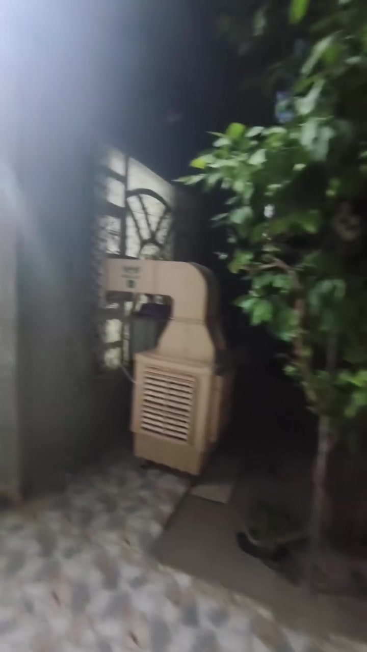 دار لبيع  خلف كوفي الفرات   مساحه 200   يحتوي على اربع  غرف   وصاله عدد 2   حمام ومجمع صحيات عدد 3 السعر ١٢٠ مليون وقابل للتفاوض ***********
