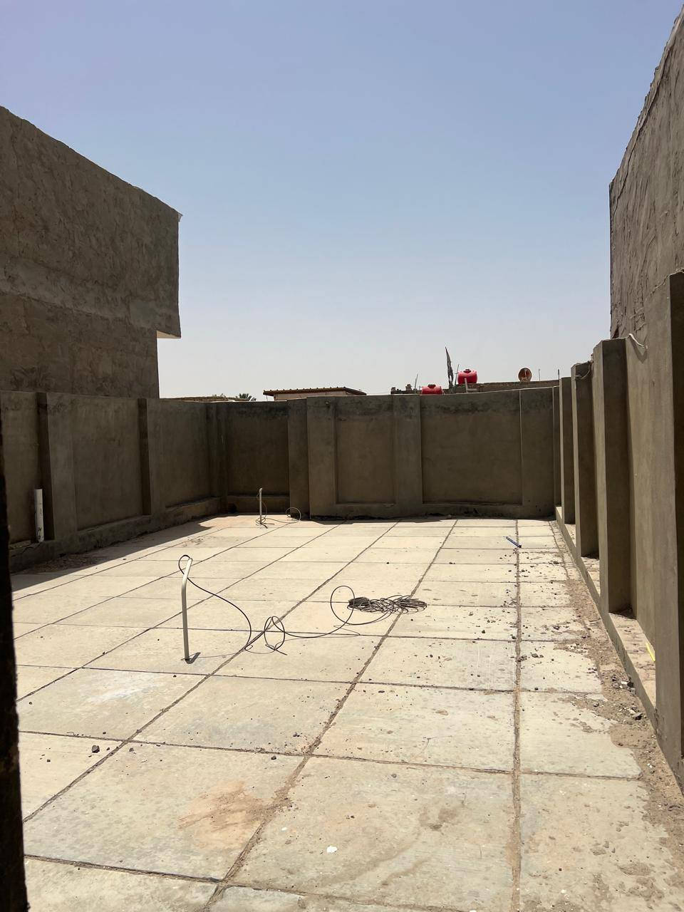 السلام عليكم
دار 100للبيع اساس صب بناء طابوك سقف صب يحتوي على غرفه وصاله مفتوحة عالمطبخ   واستقبال وحمام داخلي وخارجي البيت نظيف 
العنوان :النجف الاشرف -شارع المطار القديم -مقابيل مدرسة الجنائن 
قريب عالشارع 
السعر: (٥٥)مليون وبي مجال
للاتصال. ***********
