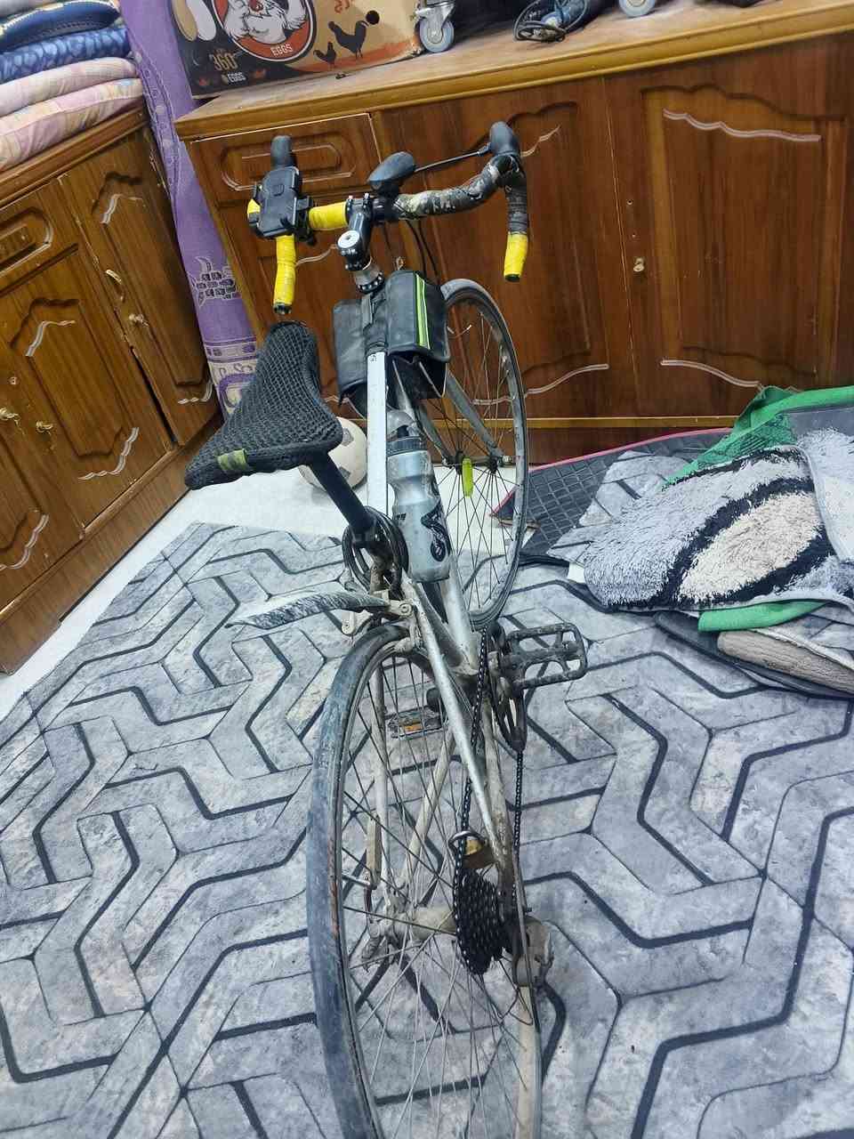 سلام عليكم
خوان بايسكل نضيف والله بس متروك 
كلشي شغال بس لبرك الخلفي لا لازمله يده 
بايشكل رياضي وخفيف وسريع ابيع على حطته ماعدي وقت ارتبه موجود خاص واتساب او رقم ***********
ابيع ب 110 وبي مجال لشرايه
